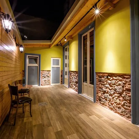 The Yard Hostel Katánie