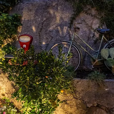 The Yard Hostel Katánie